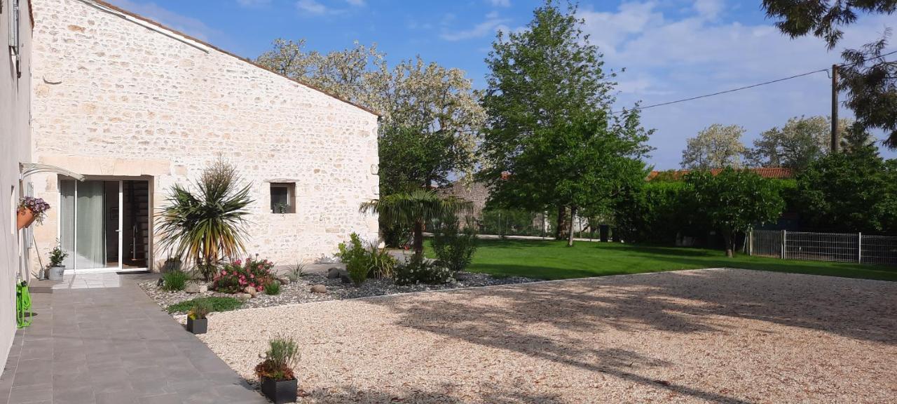 Gite 4 Personnes Avec Piscine Entre Saintes Et Royan Balanzac Buitenkant foto